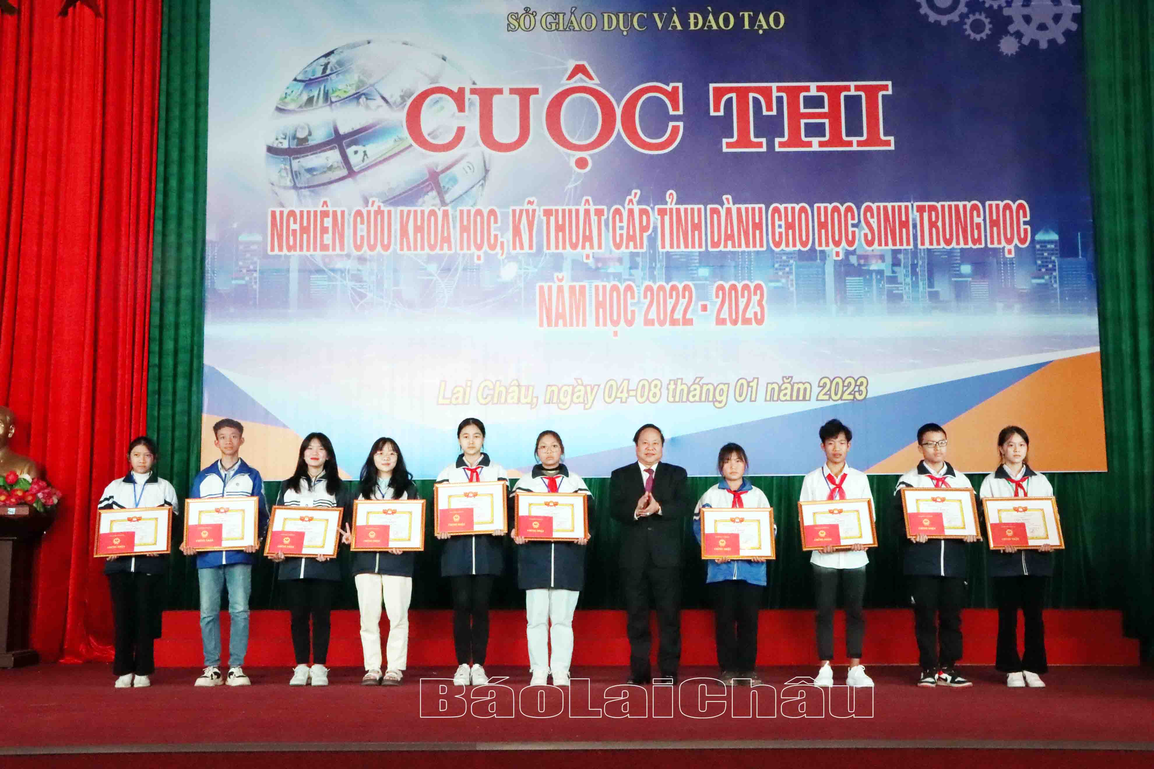 Đồng chí Tống Thanh Hải - Ủy viên Ban Thường vụ Tỉnh ủy, Phó Chủ tịch Thường trực UBND tỉnh trao giải nhất cho các thí sinh.